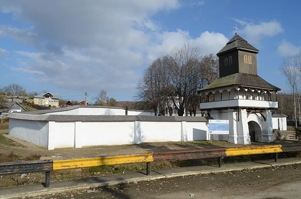 Obrázek: Razvan Socol · CC BY-SA 3.0 Fosta mănăstire Vărbila