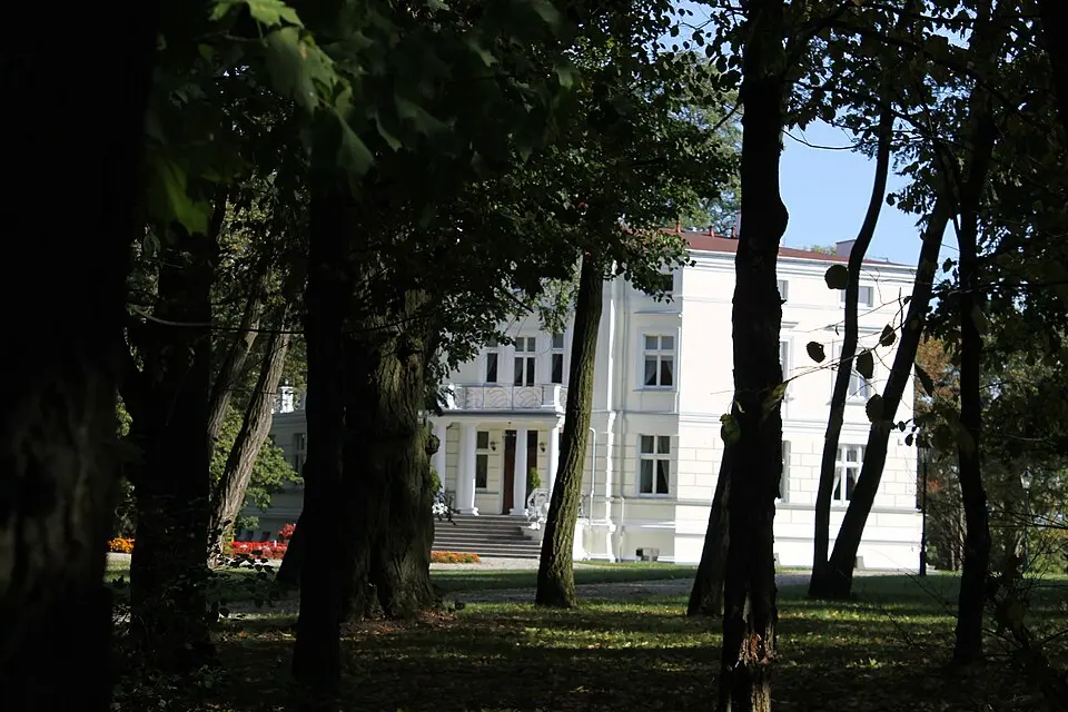 zespół pałacowy w Młodocinie