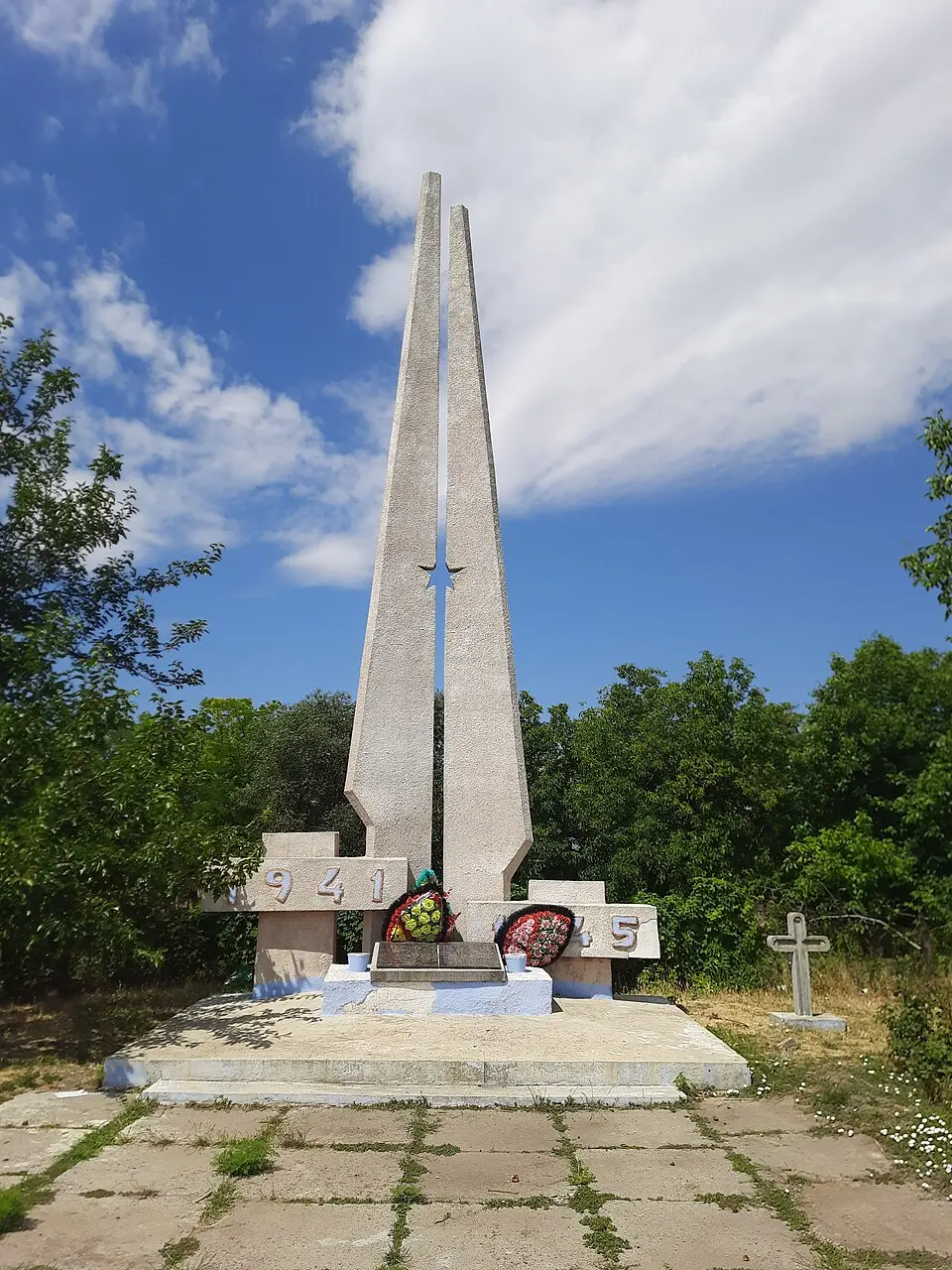 Monument la mormântul ostașului căzut în 1941