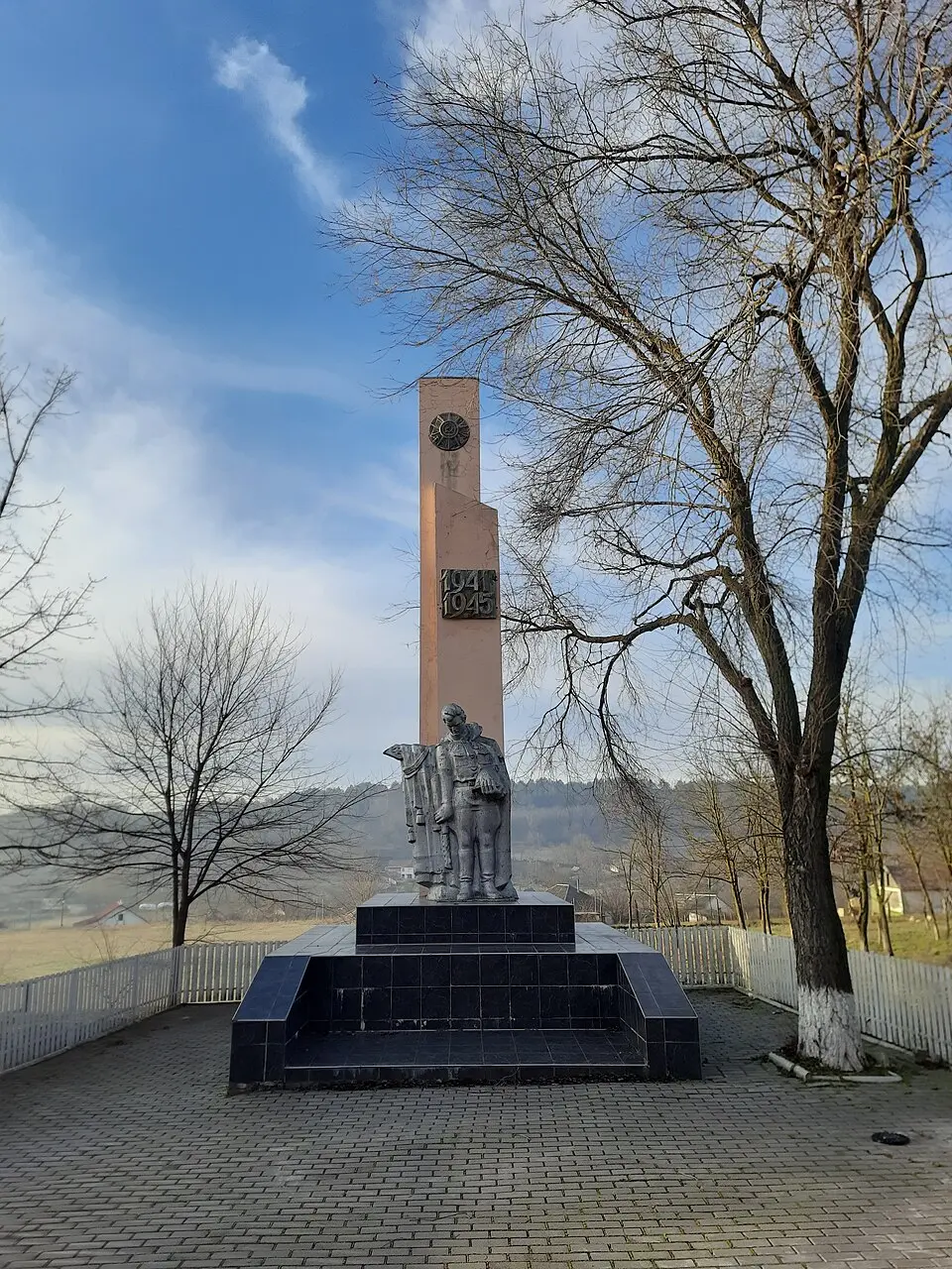 Monument la mormântul comun al ostașilor căzuți în 1944