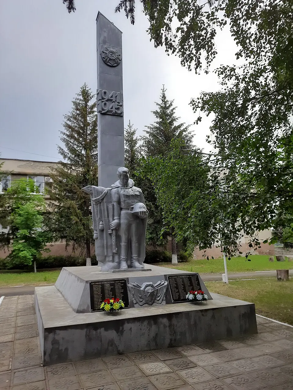 Monument la mormântul comun al ostașilor căzuți în 1944