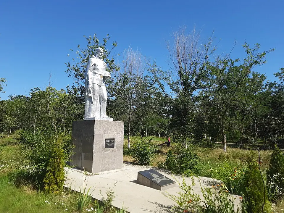 Monument la mormântul comun al ostașilor căzuți în 1944 și în memoria consătenilor căzuți în război (1941-1945)
