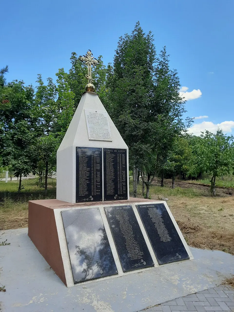Monument la mormântul ostașilor căzuți în 1944 și în memoria consătenilor căzuți în război (1941-1945)