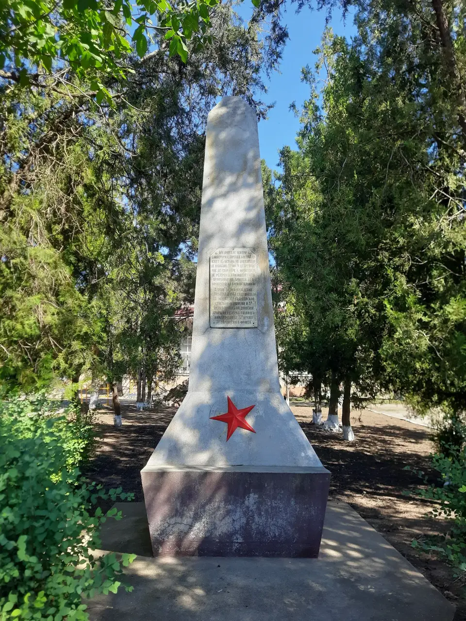 Monument la mormântul ostașilor și în memoria consătenilor căzuți în război (1941-1945)