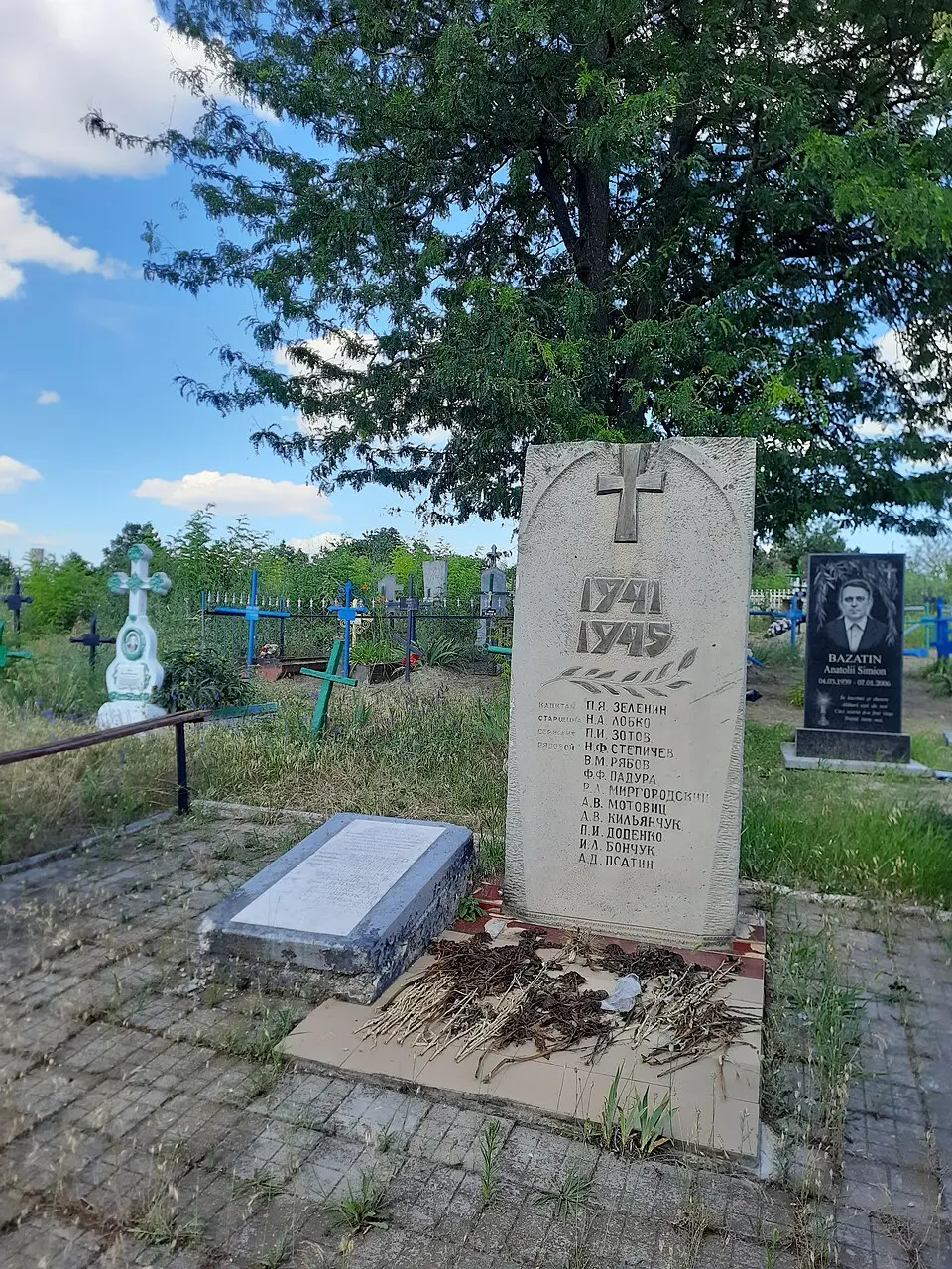 Monument la mormântul comun al 22 ostași și în memoria consătenilor căzuți în război (1941-1945)