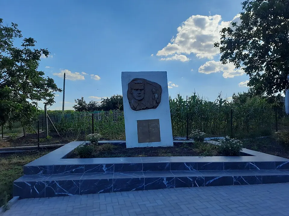 Monument la mormântul comun al ostașilor și în memoria consătenilor căzuți în război (1941-1945)