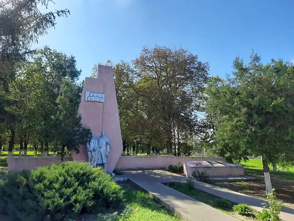 Memorial la mormântul comun al ostașilor căzuți în 1944