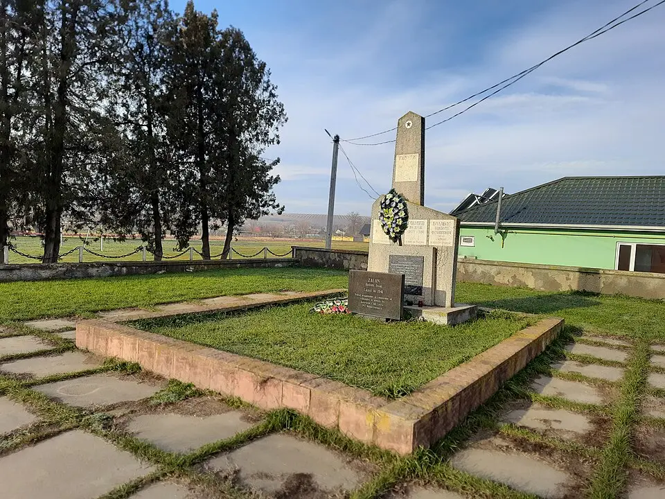 Monument la mormântul comun al 3 ostași căzuți în război (1941-1945)