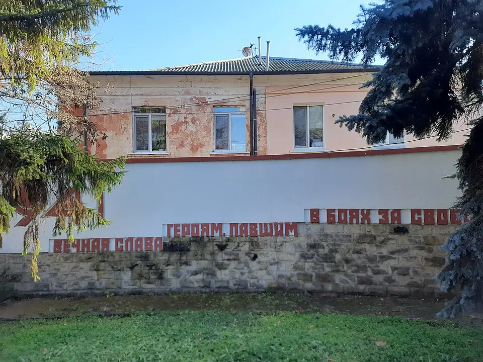 Monument la mormântul comun al ostașilor căzuți în 1944