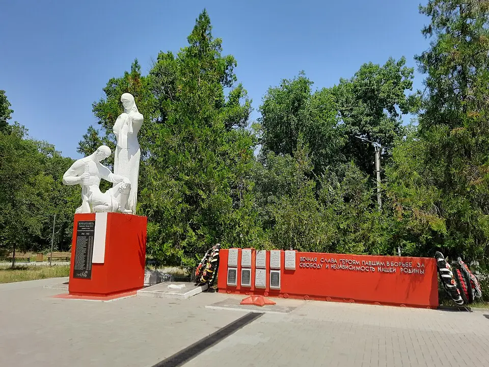 Monument la mormântul comun al ostașilor căzuți în 1944