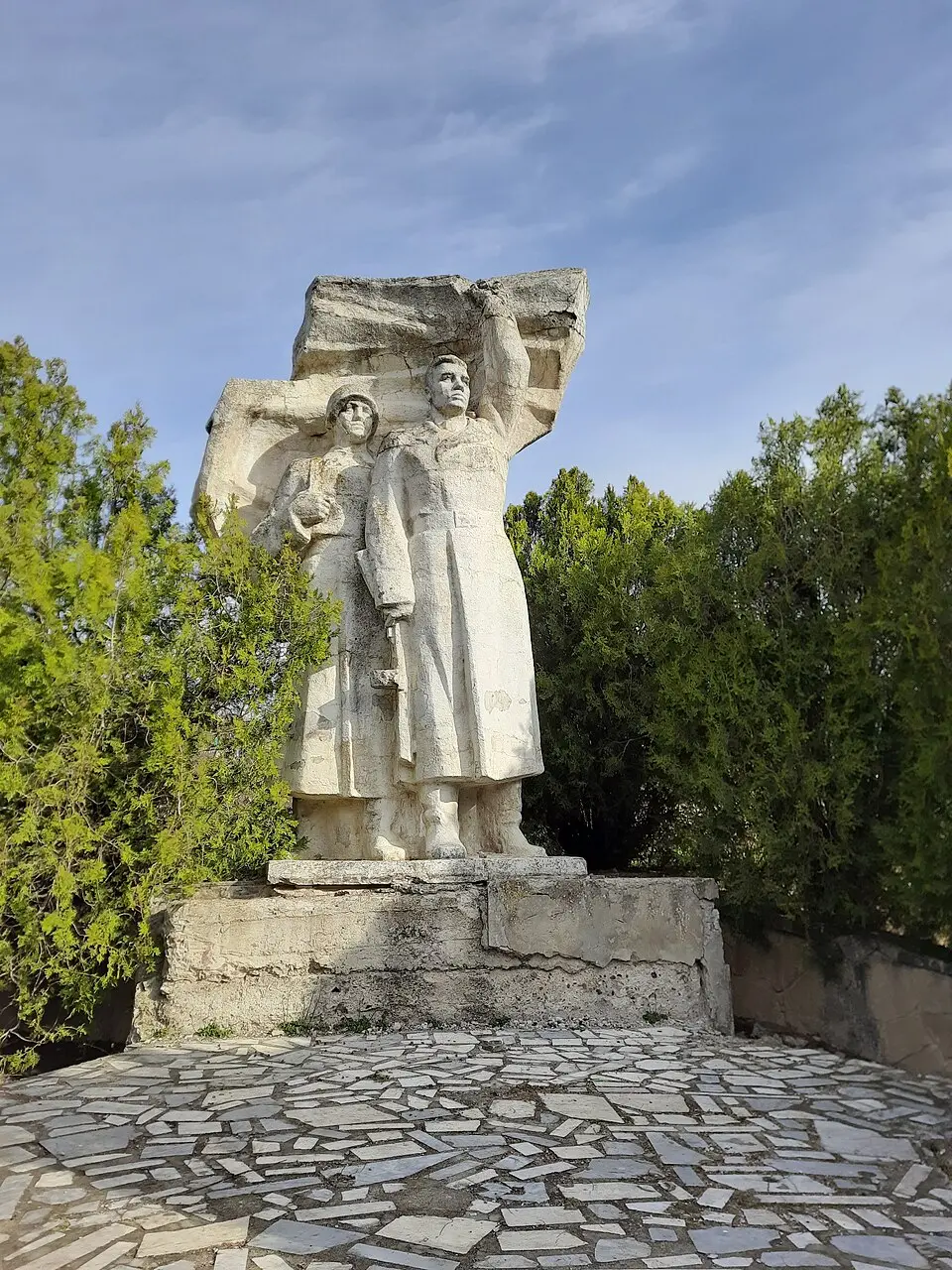Monument la mormântul comun al ostașilor și în memoria consătenilor căzuți în război (1941-1945)