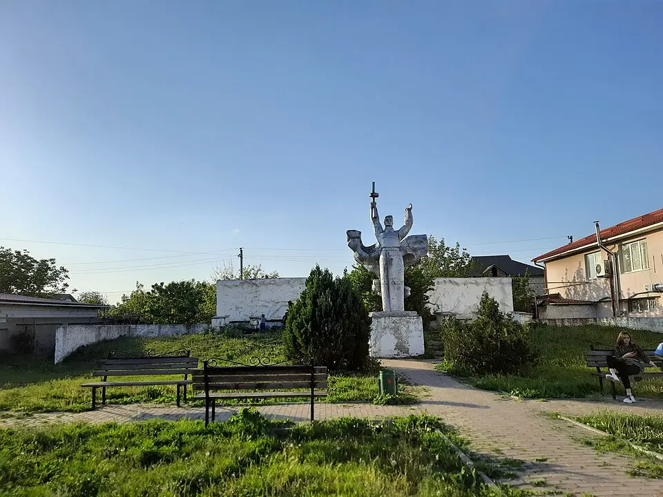 Monument la mormântul comun al ostașilor și în memoria consătenilor căzuți în război (1941-1945)