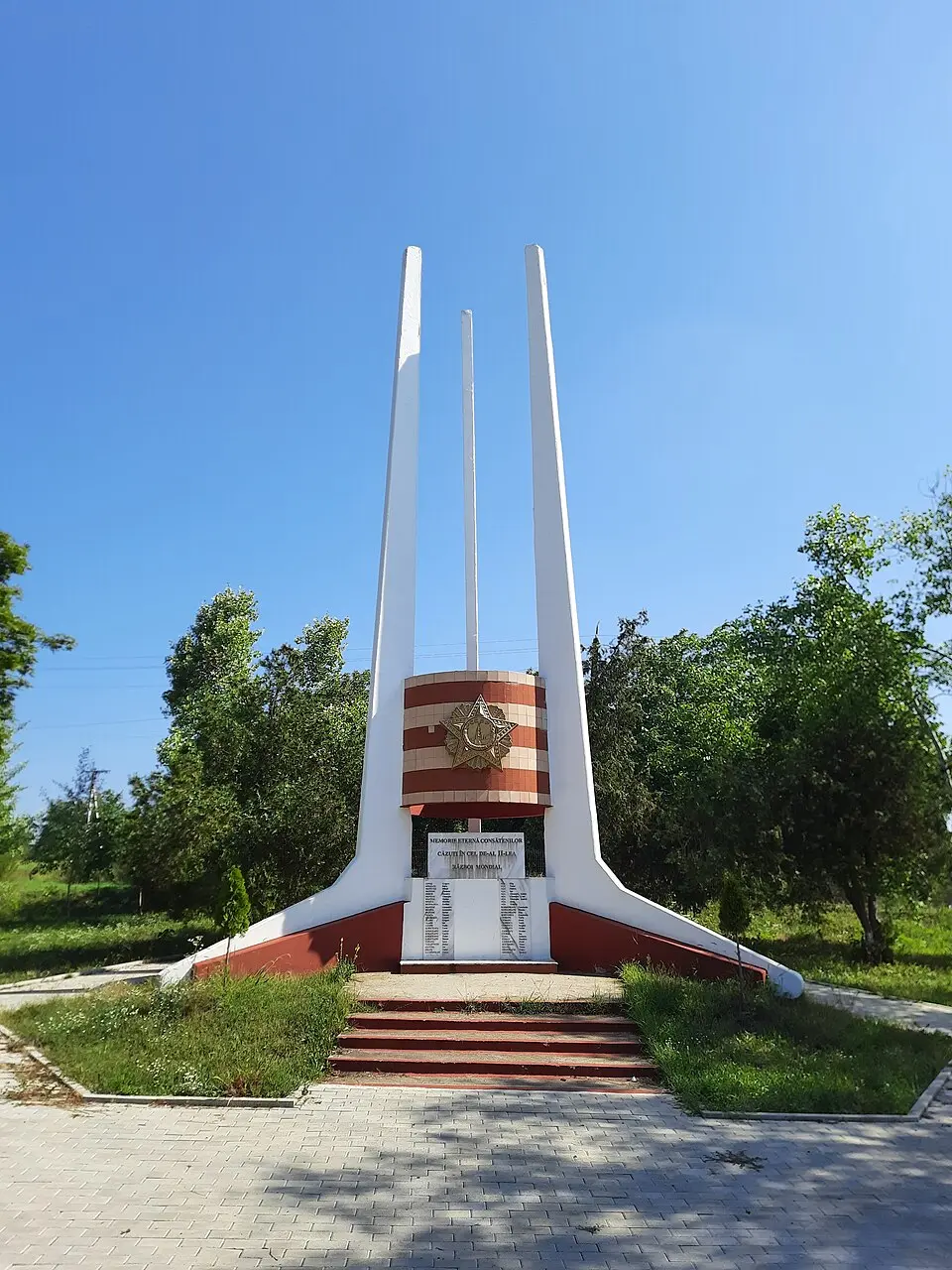 Monument la mormântul ostașului căzut în 1944 și în memoria consătenilor căzuți în 1941-1945