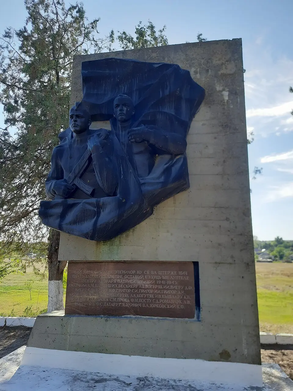 Monument în memoria consătenilor căzuți (24) în 1941-1945