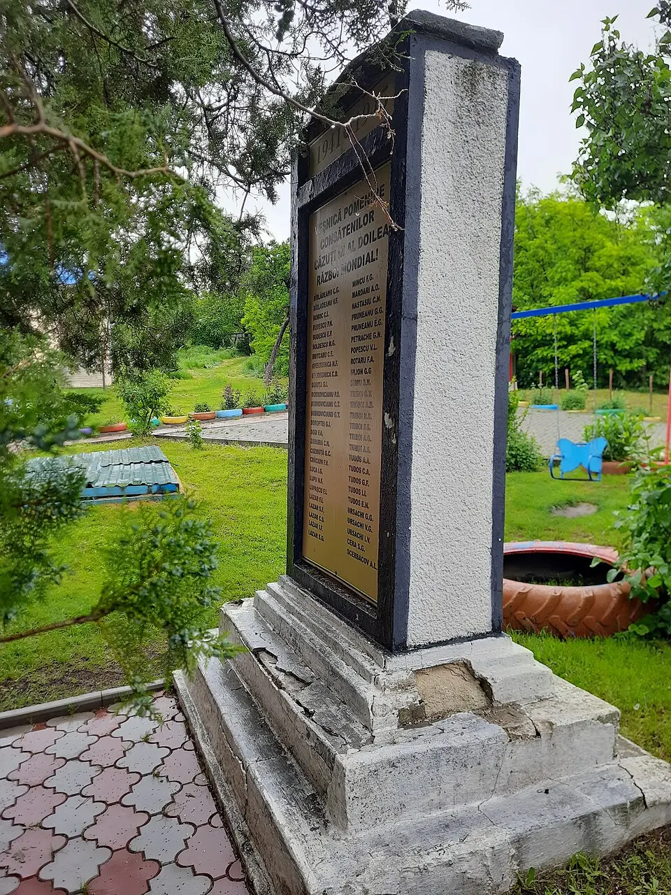 Monument în memoria consătenilor căzuți (52) în 1941-1945