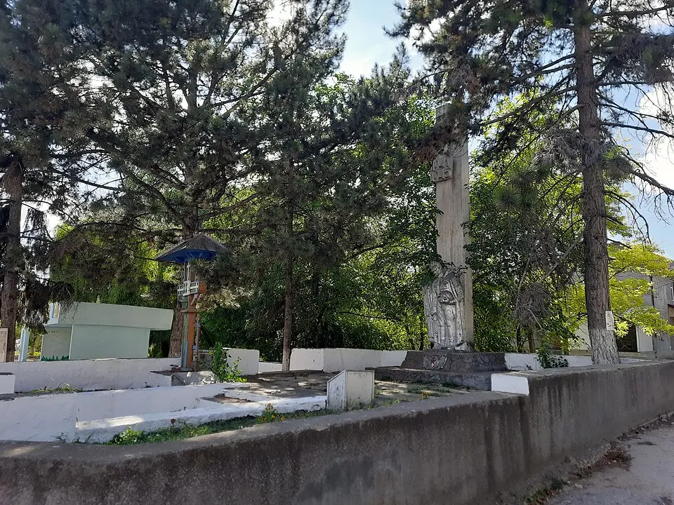 Monument la mormântul comun al ostașilor căzuți (60) în 1944