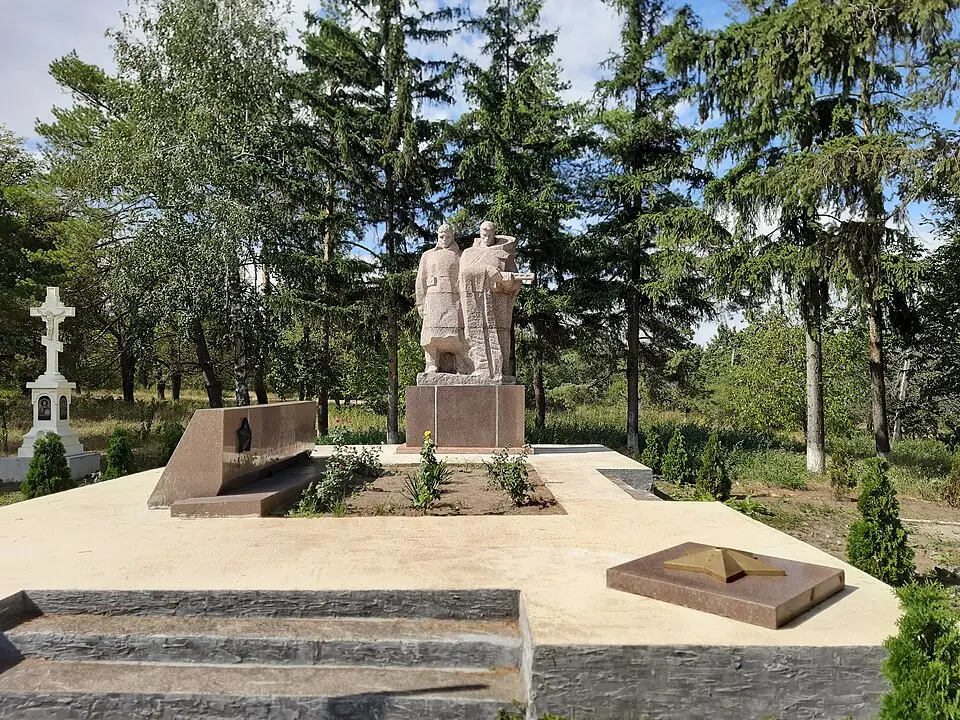Monument la mormântul ostașilor căzuți (57) în 1944 și în memoria ostașilor căzuți în 1941-1945