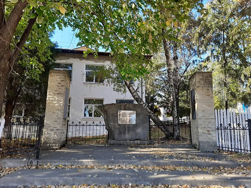 Monument în memoria consătenilor căzuți în 1941-1945