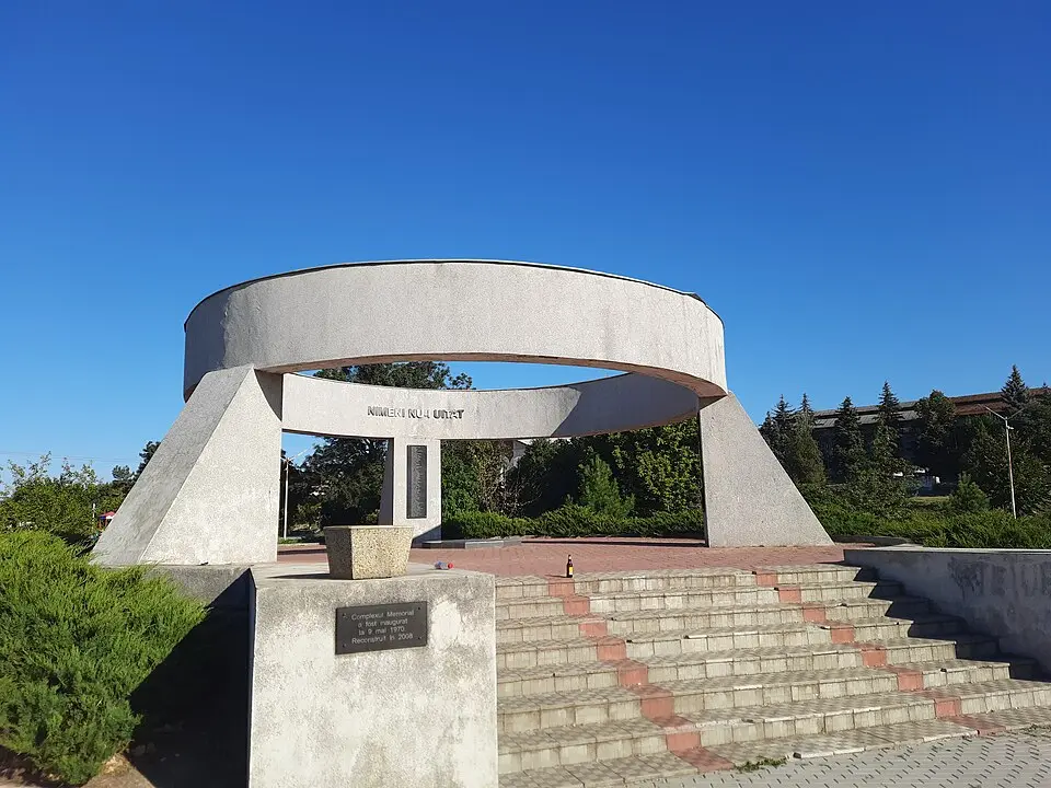 Memorial militar la mormântul ostașilor căzuți (2) în 1944