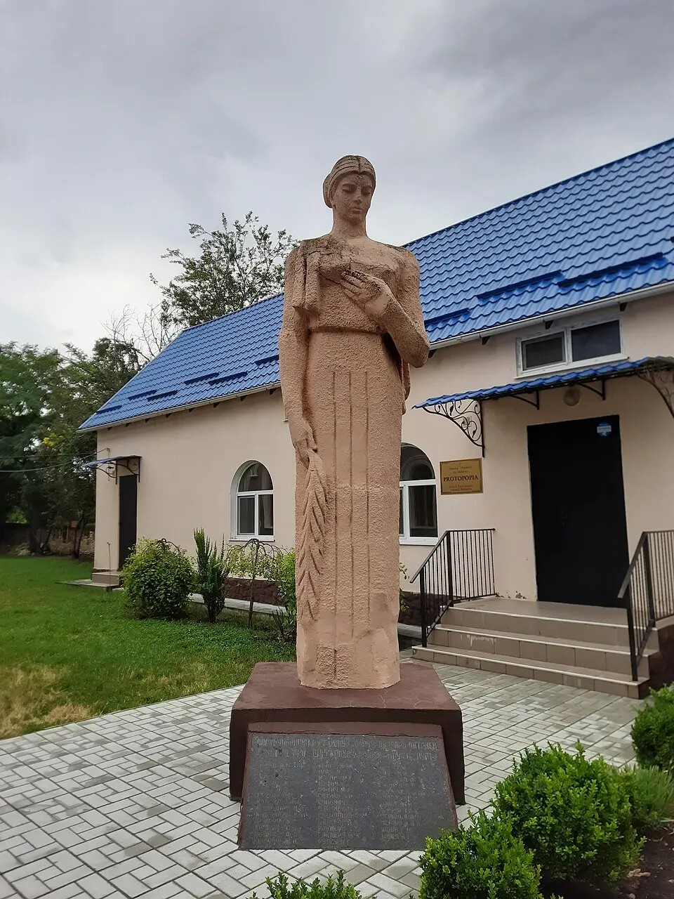 Monument în memoria consătenilor căzuți în 1941-1945