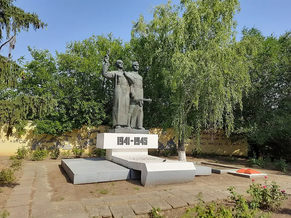 Monument la mormântul ostașilor și în memoria consătenilor căzuți în război (1941-1945)