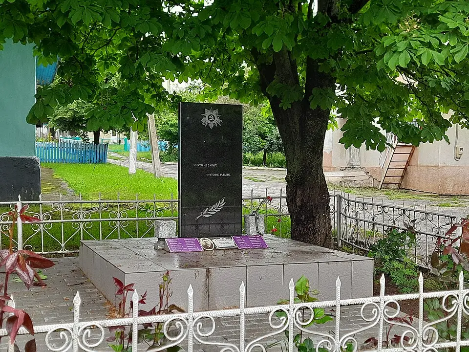 Monument la mormântul comun al ostașilor căzuți (5) în 1944 și în memoria consătenilor căzuți în 1941-1945