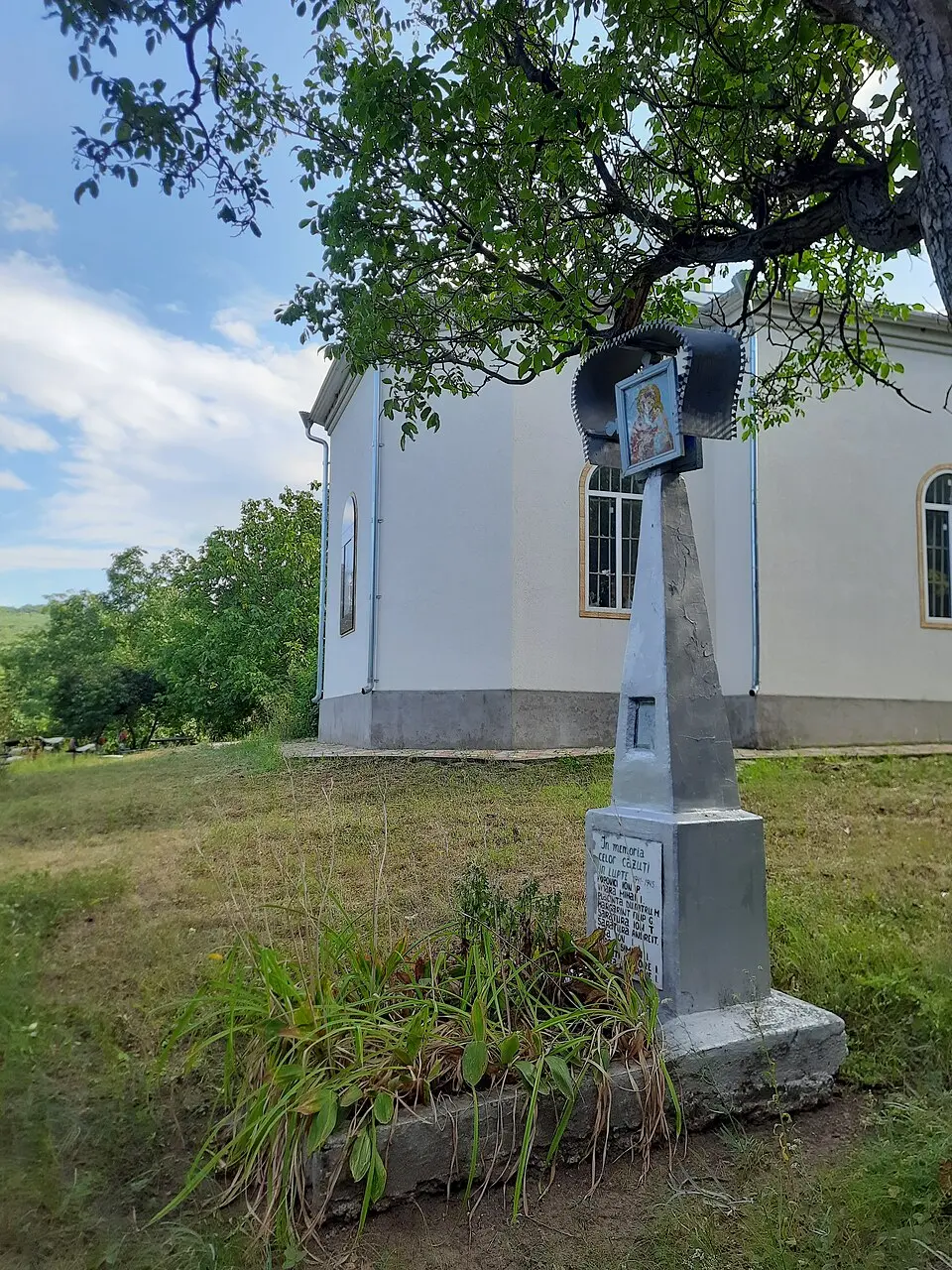 Monument în memoria consătenilor căzuți în 1941-1945