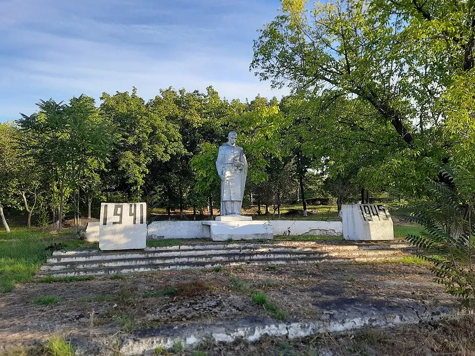Monument în memoria consătenilor căzuți în 1941-1945