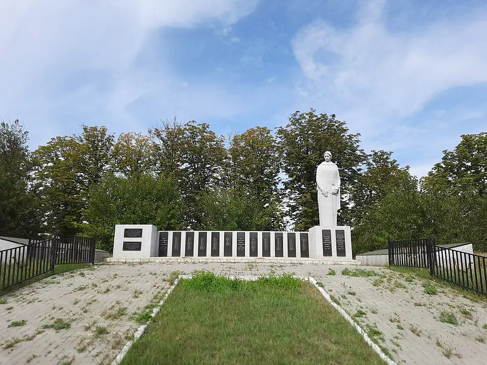 Monument la mormântul comun al ostașilor căzuți (88) în 1944 și în memoria consătenilor căzuți în 1941-1945
