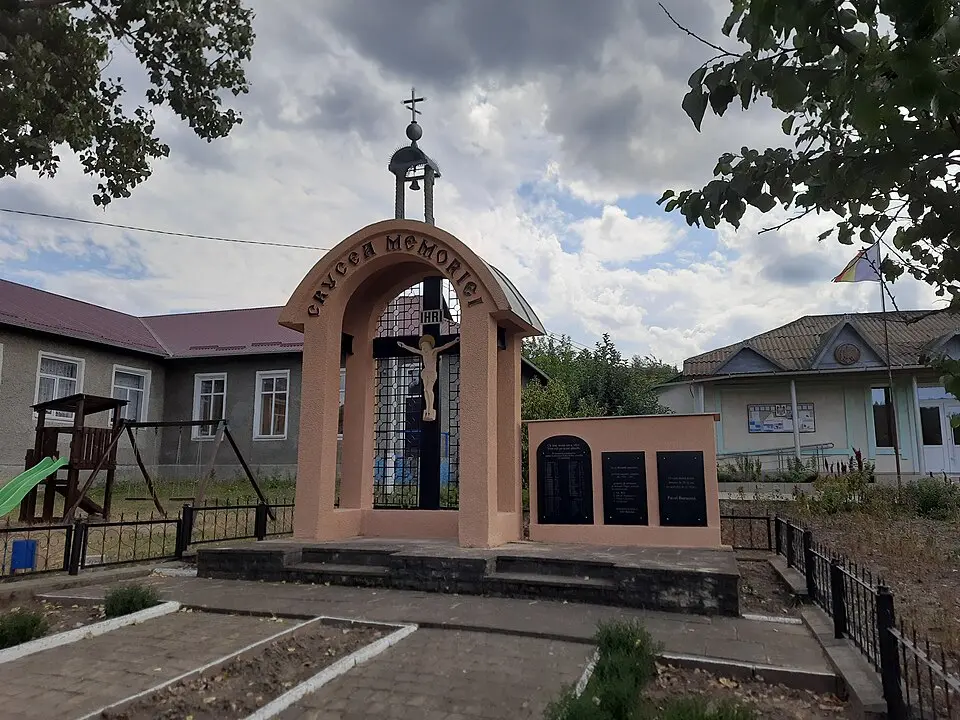 Monument la mormântul comun al ostașilor căzuți (88) și în memoria consătenilor căzuți în 1941-1945
