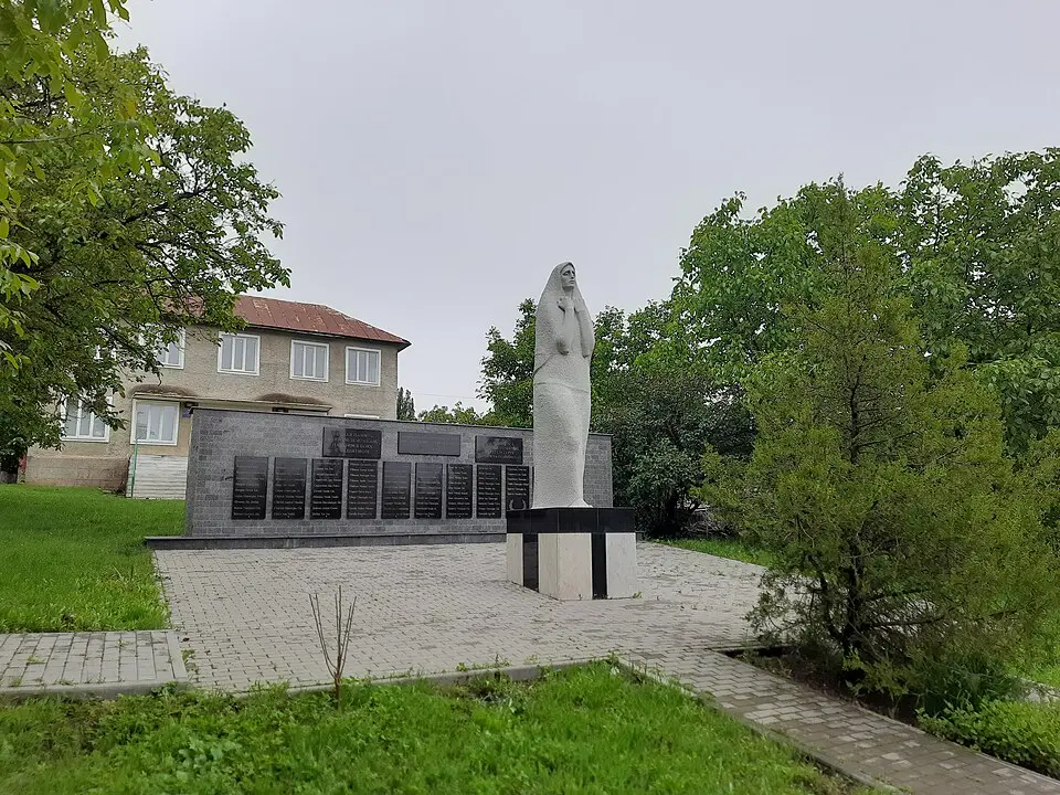 Monument în memoria consătenilor căzuți în 1941-1945