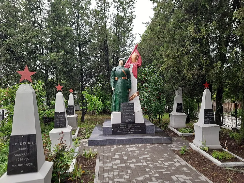 Monument în memoria consătenilor căzuți în 1944