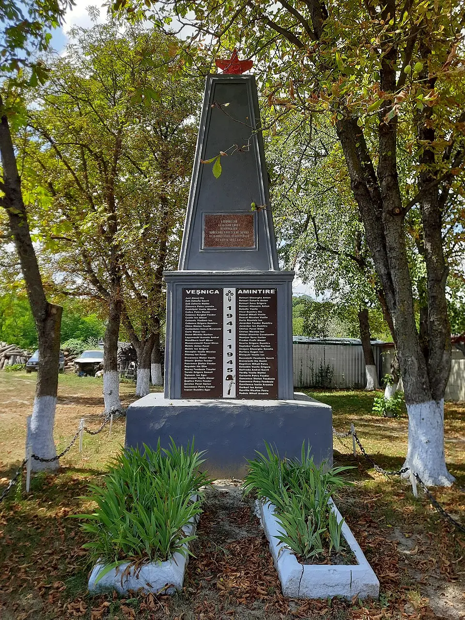 Monument în memoria consătenilor căzuți în 1941-1945