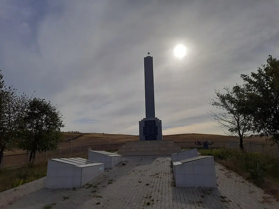 Monument la mormântul comun al ostașilor căzuți (154) în 1944