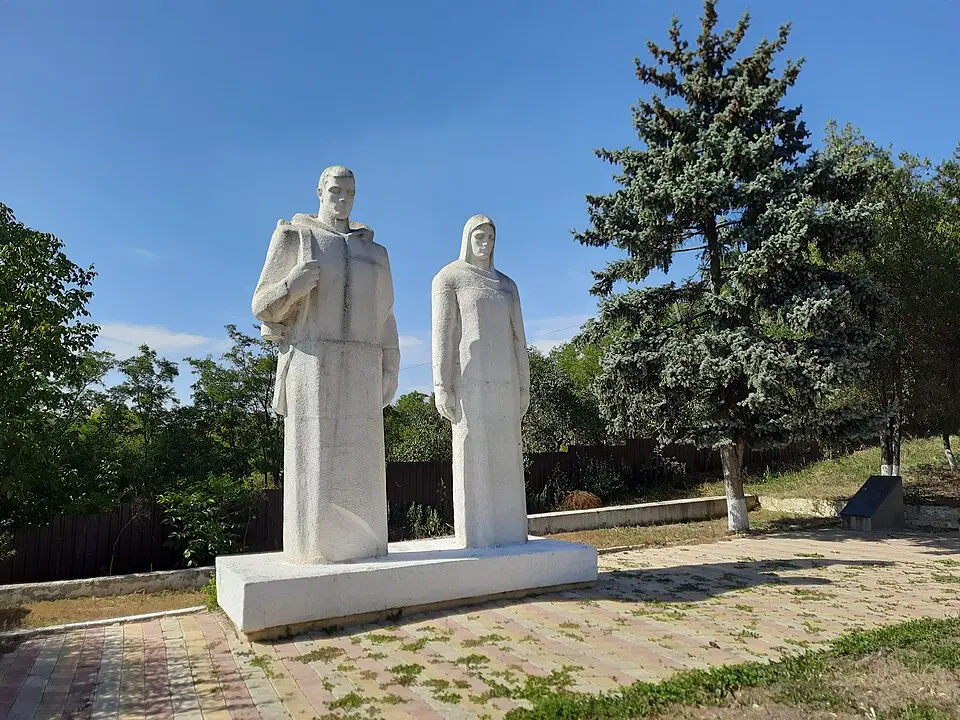 Monument în memoria consătenilor căzuți (114) în 1941-1945