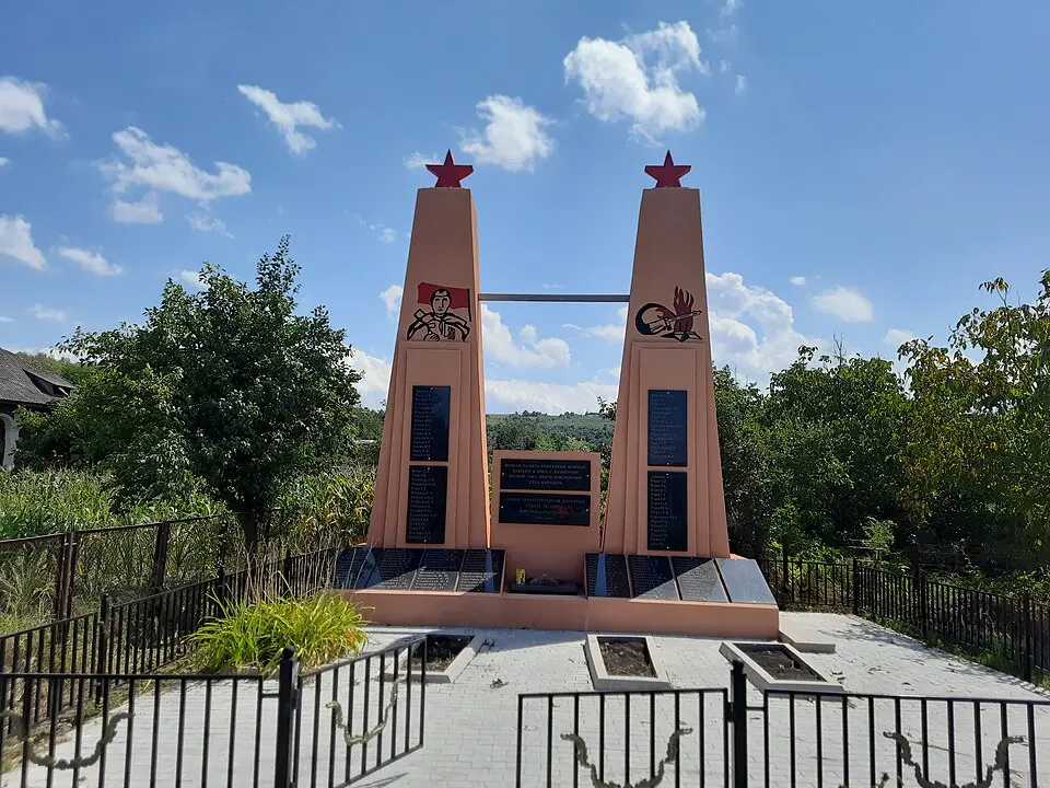 Monument în memoria consătenilor căzuți (80) în 1944