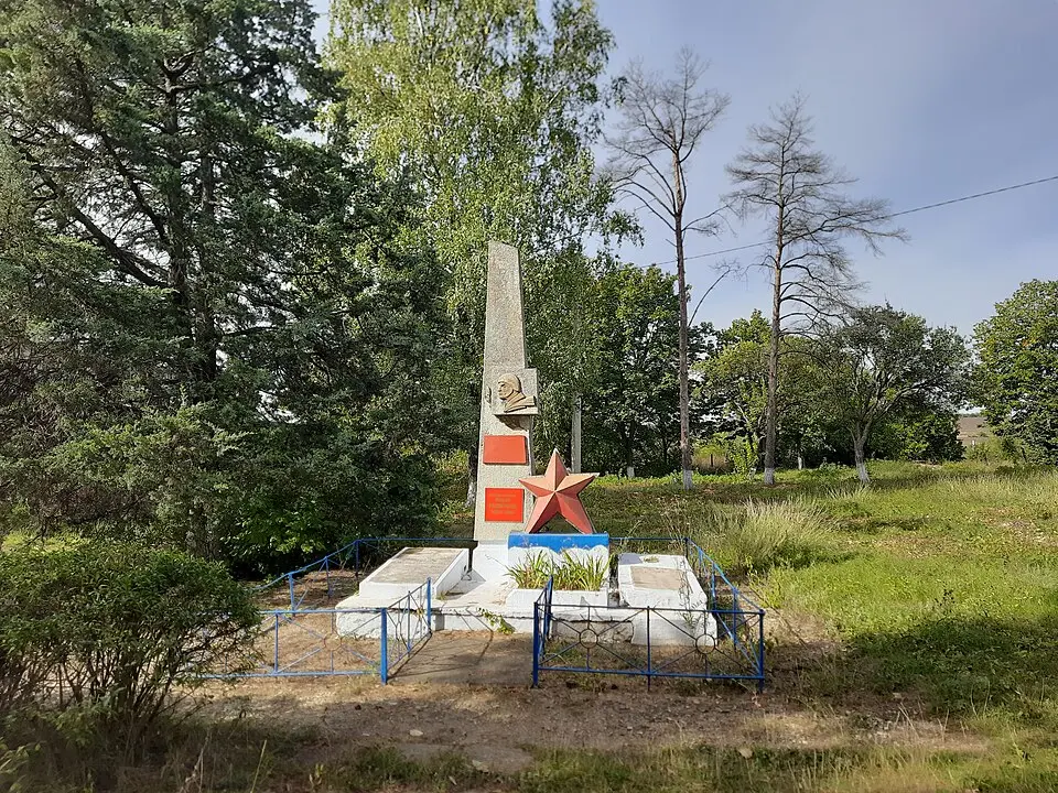 Monument la mormântul lui N. Radjabov căzut în 1944 și în memoria consătenilor căzuți (17) în 1941-1945