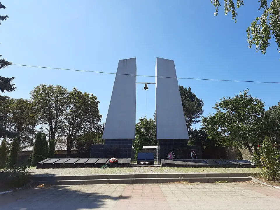 Monument la mormântul comun al ostașilor căzuți (199) în 1944 și în memoria consătenilor căzuți (144) în război (1941-1945)
