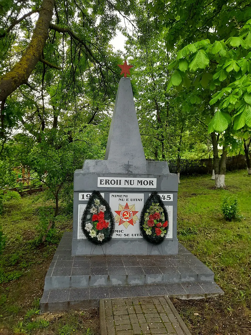 Monument în memoria consătenilor căzuți în 1941-1945