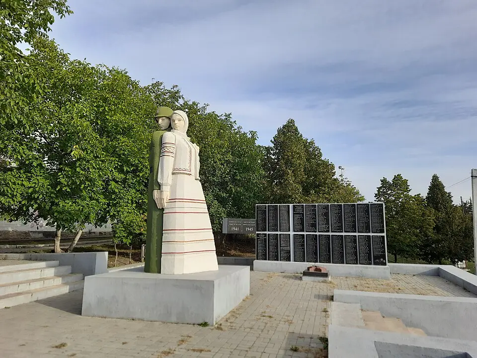 Monument în memoria consătenilor căzuți în război (1941-1945)