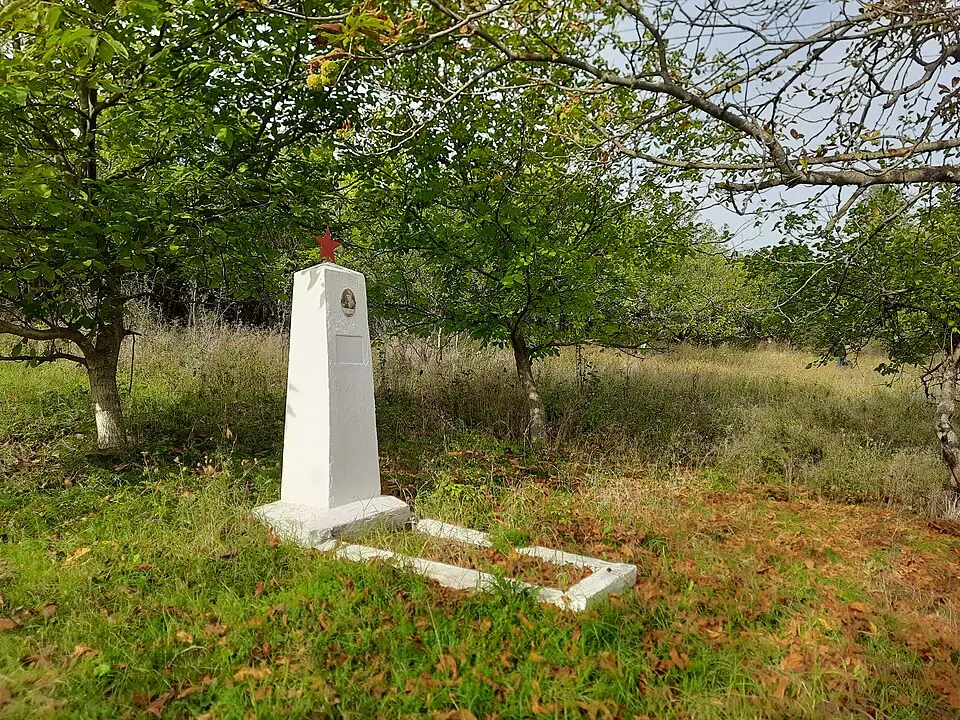Monument la mormântul comun al ostașului căzut în 1944