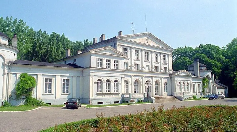 Pałac, im. Mielżyńskich 1 w Iwnie