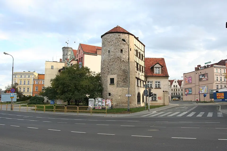 mury obronne z basztami w Jeleniej Górze