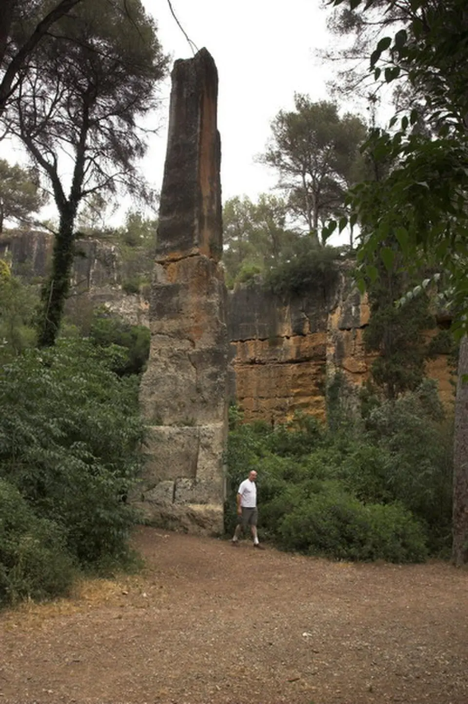 Image: Amadalvarez · CC BY-SA 2.5 Roman quarry of El Mèdol