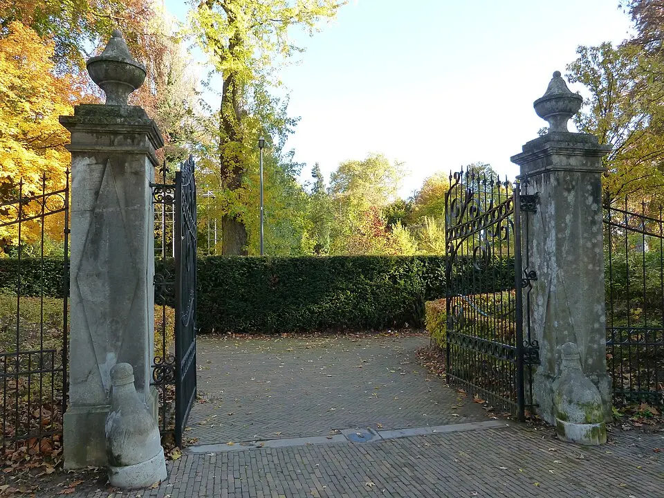 U-vormige gracht, hekpijlers en muur in Proosdijpark