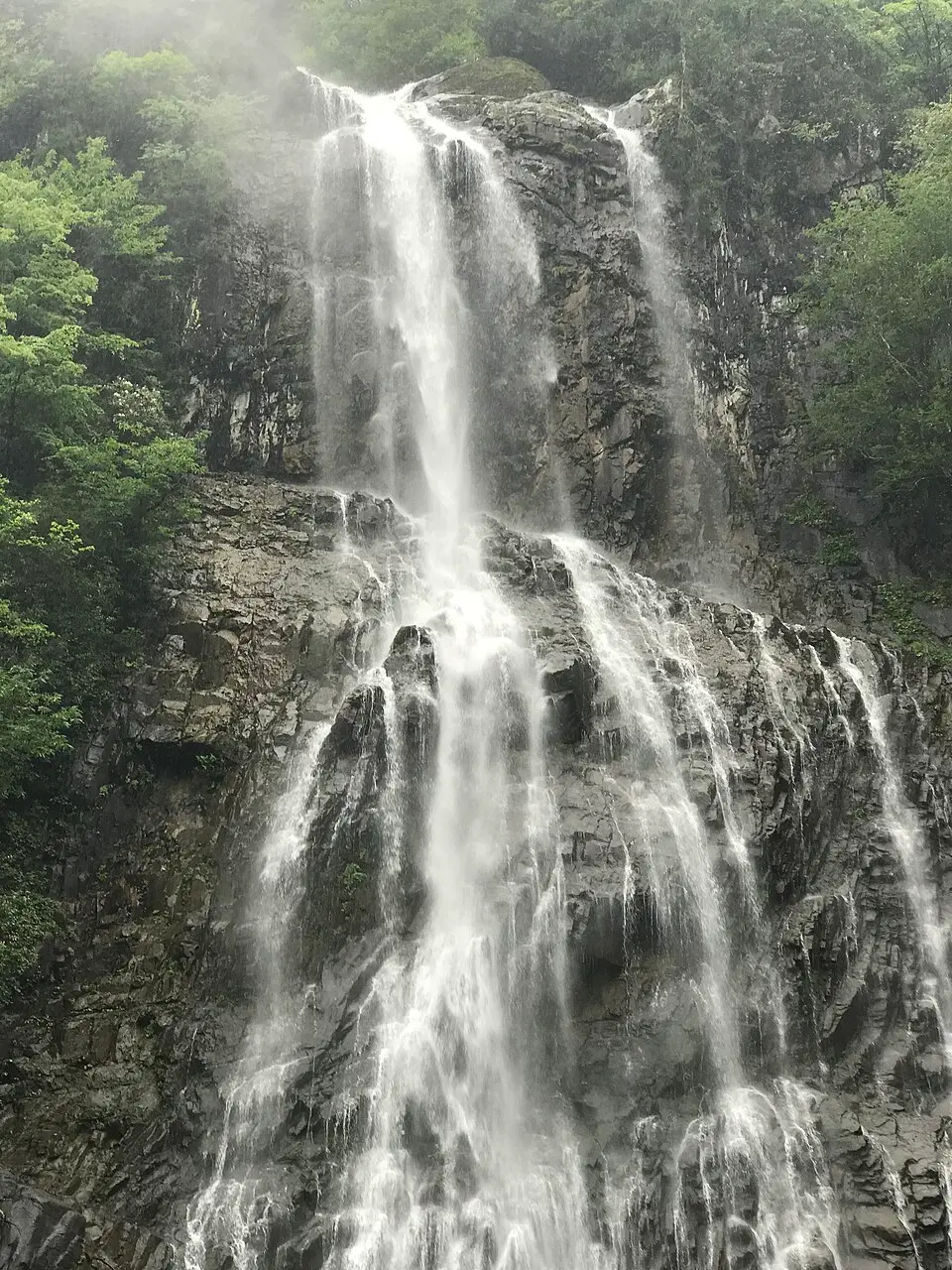 Mençuna Şelalesi