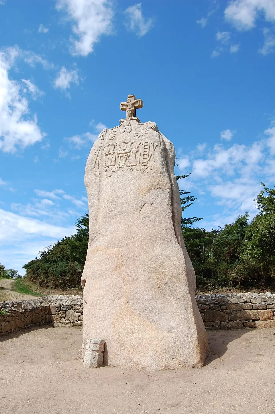menhir de Saint-Uzec