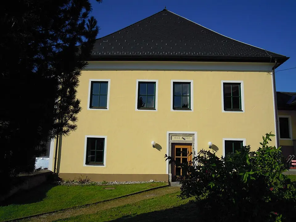 Kép: Alois Grundner sen. · CC BY 3.0 Mesnerhaus, Schulhaus
