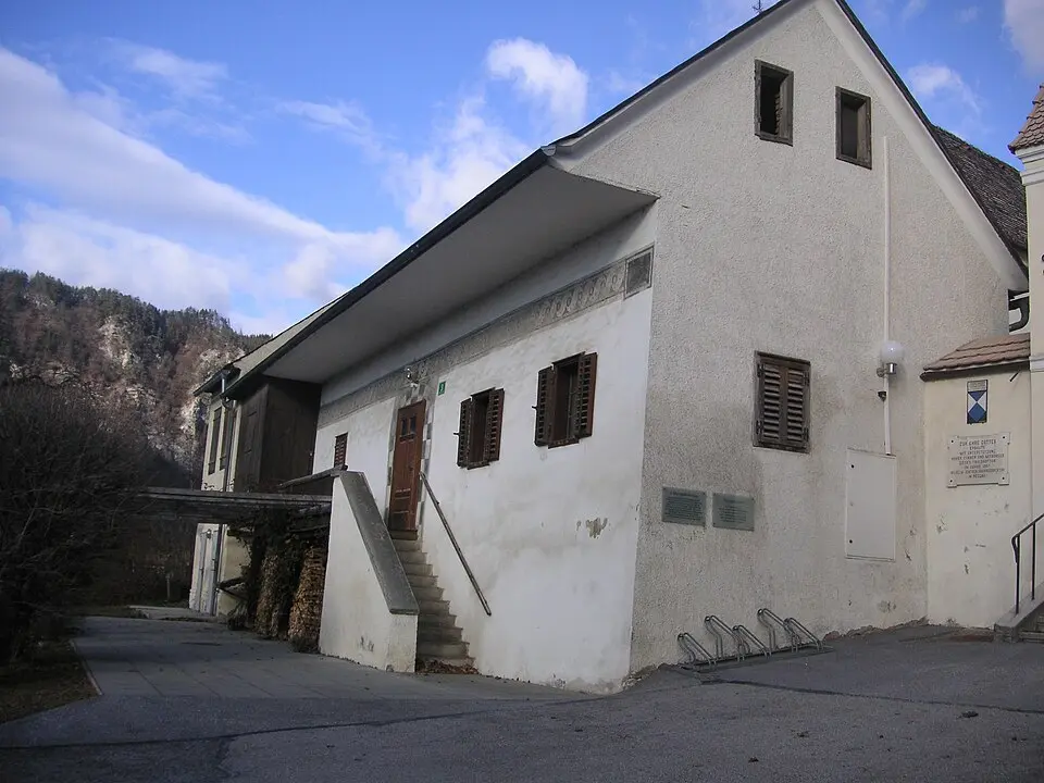Image: Liuthalas (talk) · CC BY-SA 3.0 AT Mesnerhaus