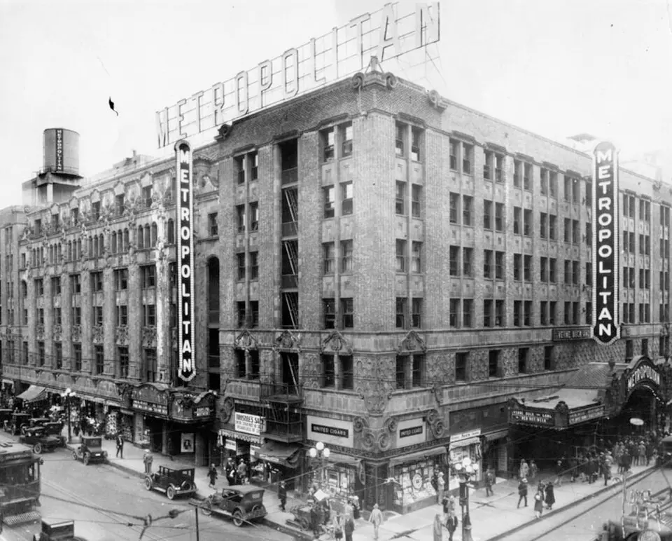 Image: waterandpower.org · Public domain Paramount Theatre
